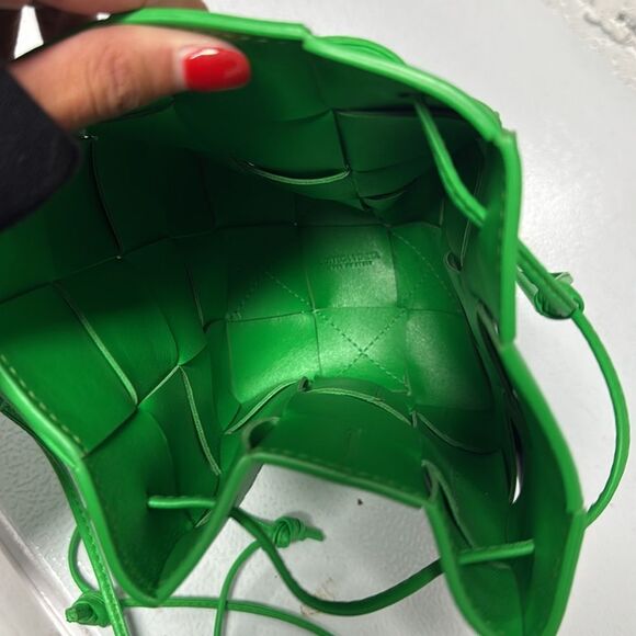 Bottega Veneta Women's Cassette Leather Bucket Bag in Green BRAND NEW Authentic - Picture 5 of 6